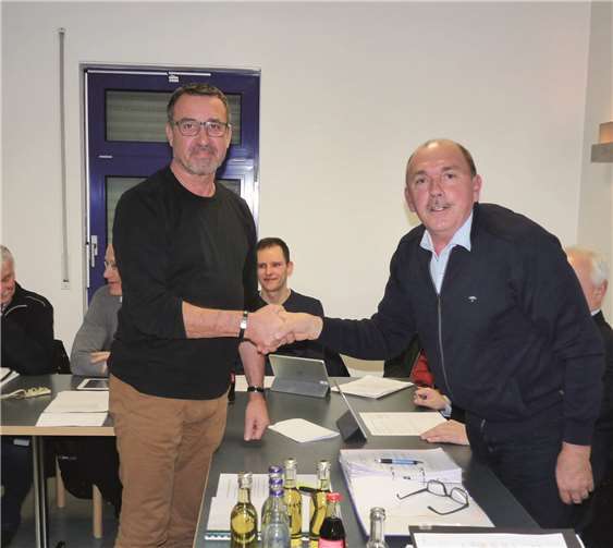 Ortsbürgermeister Rainer Hilger (re.) verpflichtete das neue Ratsmitglied Theo Loscheider per Handschlag.Fotos: -FRE-