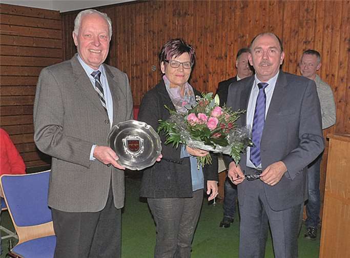 Ortsbürgermeister Rainer Hilger überreichte Friedrich Hermes den Großen Wappenteller der Ortsgemeinde Thür und dessen Ehefrau Irmgard einen Blumenstrauß. SF