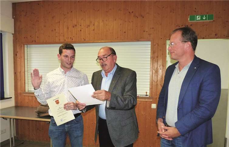 Ortsbürgermeister Rainer Hilger vereidigte den Beigeordneten Lukas Ellerich.