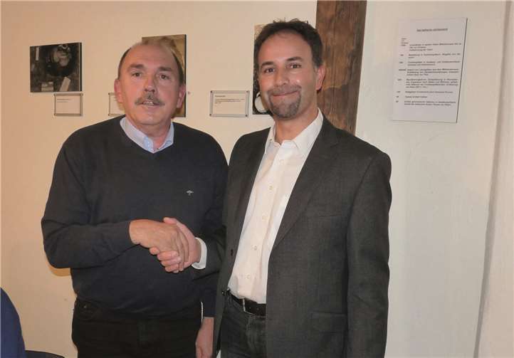 Ortsbürgermeister Rainer Hilger verpflichtet das neue Ratsmitglied Thorsten Fuhrmann per Handschlag. -FRE-