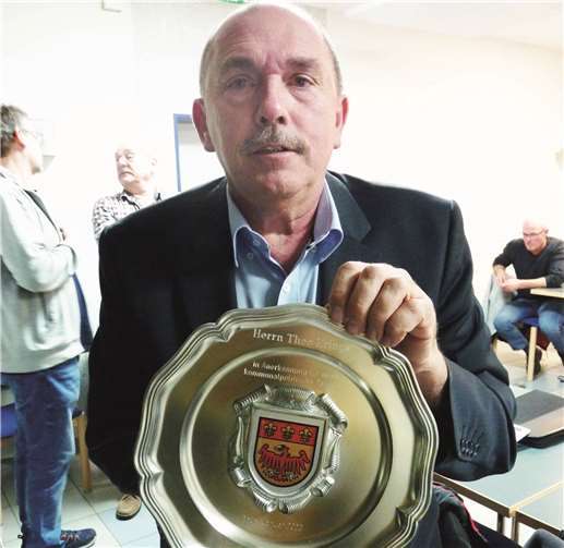 Ortsbürgermeister Rainer Hilger wird dem nach langer Krankheit am vergangenen Freitag verstorbenen ehemaligen Ratsmitglied Theo Krings den Großen Wappenteller nicht mehr überreichen können.