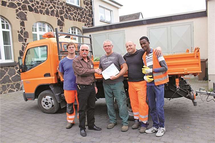 Ortsbürgermeister Richard Keuler (2.v.l.) ernannte Hans Werner Schmitz (3.v.l.) zum offiziellen Vorarbeiter des Niederzissener Bauhofes.  Privat