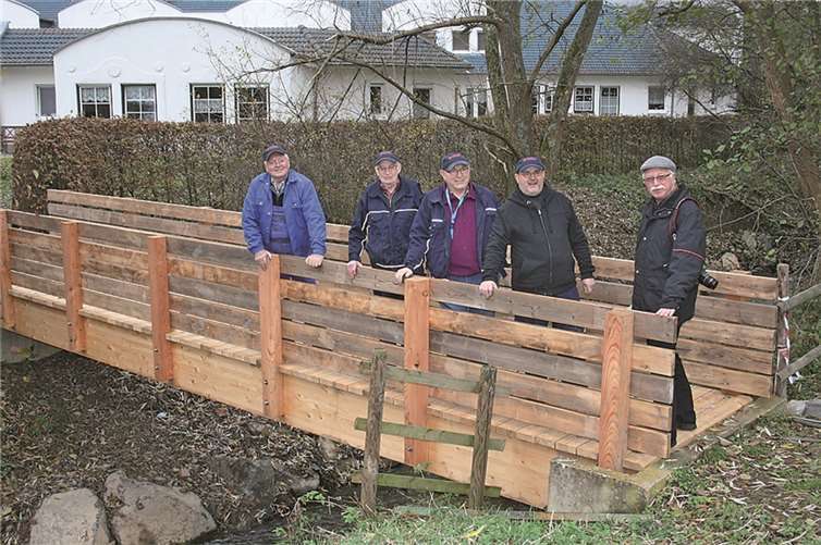 Ortsbürgermeister Richard Keuler (r.) dankte den fleißigen Helfern der Seniorenwerkstatt Niederzissen für ihr Engagement zur Errichtung der neuen Brücke über den Brohlbach.WER