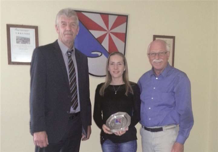 Ortsbürgermeister Richard Keuler und sein zukünftiger Nachfolger Rolf Hans würdigten die Verdienste von Anna-Maria Distelrath mit der Verleihung des Wappentellers der Gemeinde und einer entsprechenden Urkunde.  Privat