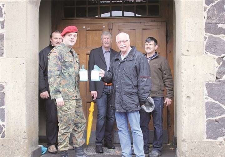 Ortsbürgermeister Richard Keuler (vorne r.) unterstützt Björn Pfeif (vorne l.) aus Niederzissen, der als Angehöriger der Reservistenkameradschaft Andernach-Mendig die Sammlung organisiert und durchführen wird. Spontan unterstützten die zufällig anwesenden Gemeinderatsmitglieder Stefan Schiele, Rolf Hans und Ingo Stürmer die wichtige Sammelaktion.privat