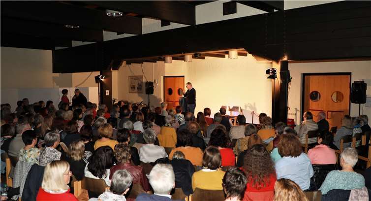Ortsbürgermeister Robenek begrüßte das Publikum. 
