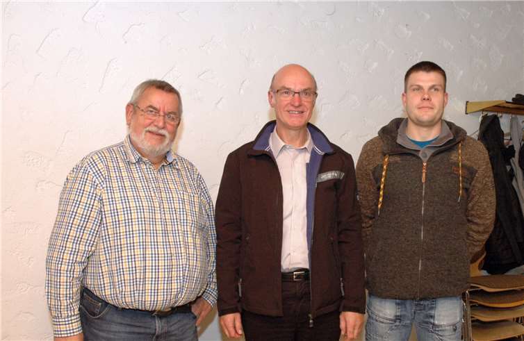 Der Rat ist wieder komplett Ortsbürgermeister Robert Reuter (Mitte) verpflichtete Udo Stratmann (l.) und Maximilian Gymnich für den Dümpelfelder Ortsgemeinderat.