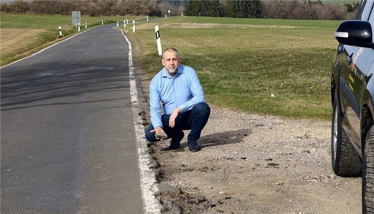 Ortsbürgermeister Robert Zawada an der L74.  Foto: Mara Schmitz