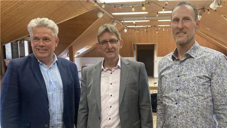 Ortsbürgermeister Roland Thelen (Mitte), Erster Beigeordneter Dr. Thomas Wolter (rechts), weiterer Beigeordneter Michael Reinert  Foto: Heinz Schmitz