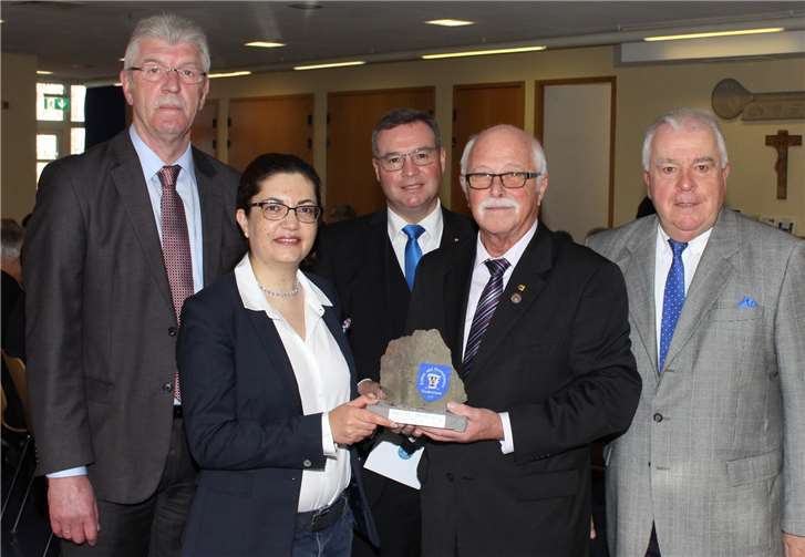 Ortsbürgermeister Rolf Hans, Kreisbeigeordneter Horst Gies (MdL), Richard Keuler und MdL Guido Ernst (von links) mit Ghazel Wahisi beim Neujahrsempfang des Kultur- und Heimatvereins Niederzissen.Fotos: WK