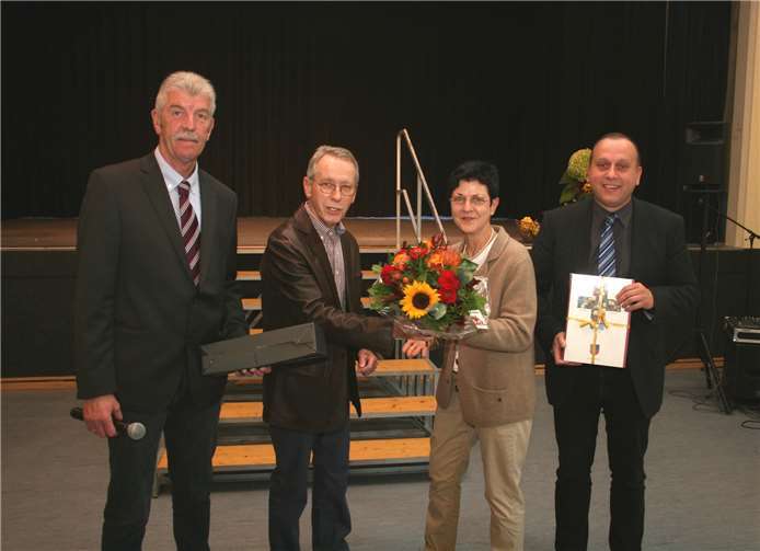 Ortsbürgermeister Rolf Hans, Ratsmitglied Ute Durwish und Bürgermeister Johannes Bell dankten Paul Neuhaus (2. v. l.) für sein langjähriges, ehrenamtliches Engagement im Seniorentreff.