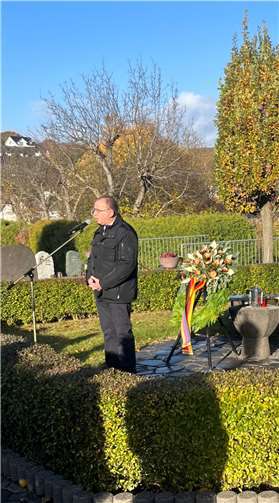 Ortsbürgermeister Rolf Hans bei seiner Ansprache auf dem Friedhof in Niederzissen.  Foto: privat