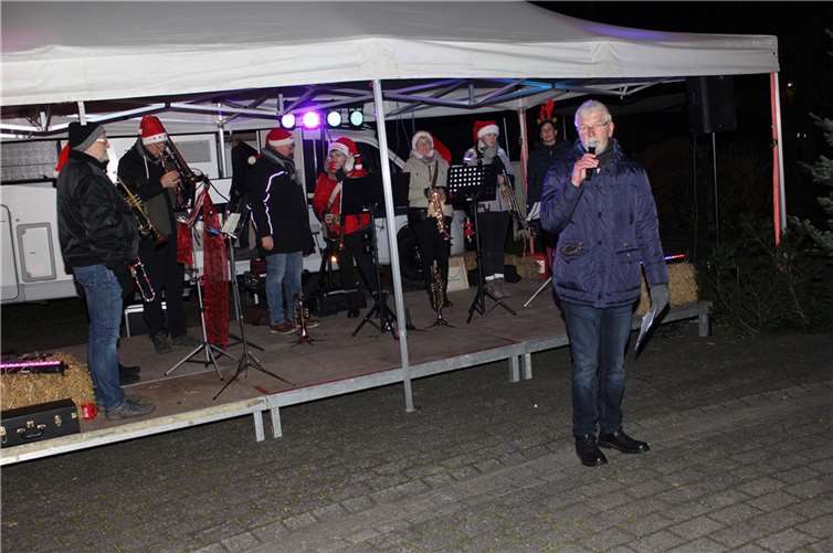 Ortsbürgermeister Rolf Hans eröffnete am vergangenen Samstag den diesjährigen Niko-lausmarkt in Niederzissen.