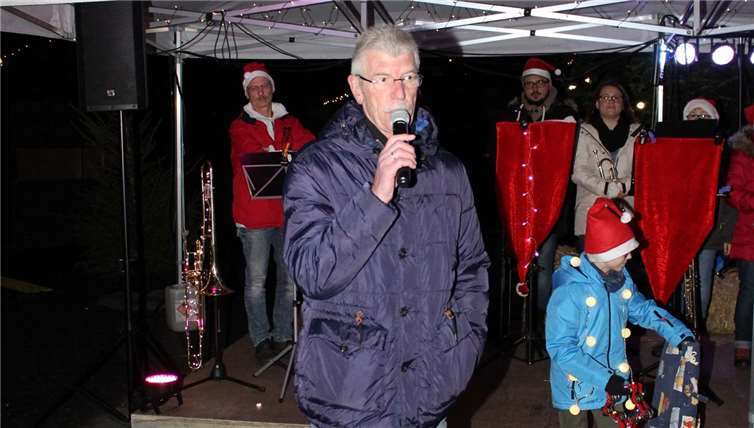 Ortsbürgermeister Rolf Hans eröffnete dendiesjährigen Nikolausmarkt in Niederzissen.