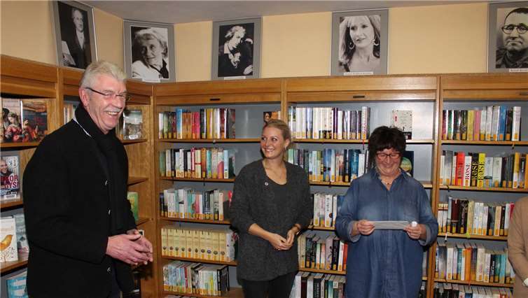 Ortsbürgermeister Rolf Hans konnte zur Freude des Ausleiheteams noch einen finanziellen Obolus überreichen.