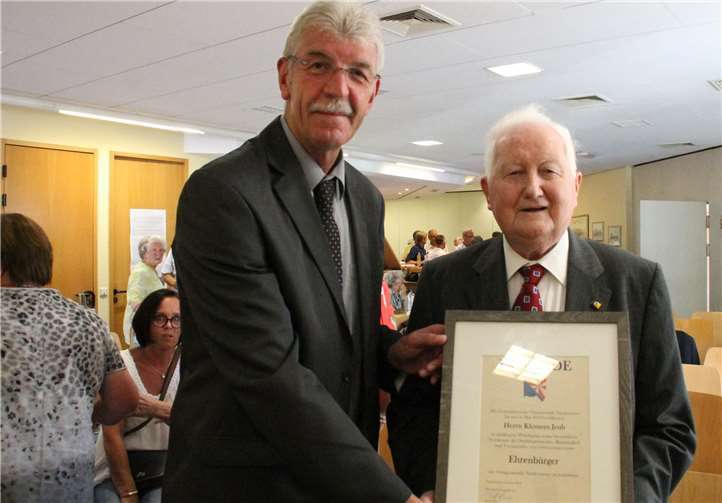 Ortsbürgermeister Rolf Hans (l.) überreichte Klemens Jeub die Ernennungsurkunde zum Ehrenbürger. WK