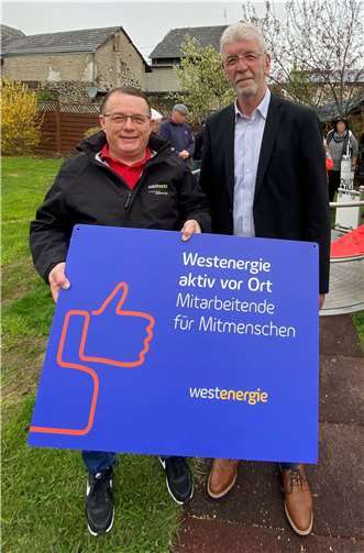 Ortsbürgermeister Rolf Hans (rechts) und Projektpate Uwe Genn freuen sich über das neue Inklusionsspielgerät in Niederzissen.  Foto:Westenergie, Uwe Genn