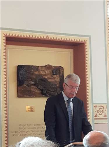 Ortsbürgermeister Rolf Hans schildertesehr eindrucksvoll den Werdegang des An kaufs der Synagoge.
