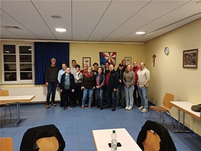 Ortsbürgermeister Rolf Hans sowie seine Beigeordneten Nico Degen und Andy Schmitt hatten die Vertreter der Niederzissener Ortsvereine eingeladen. Foto: Jörg Quirbach