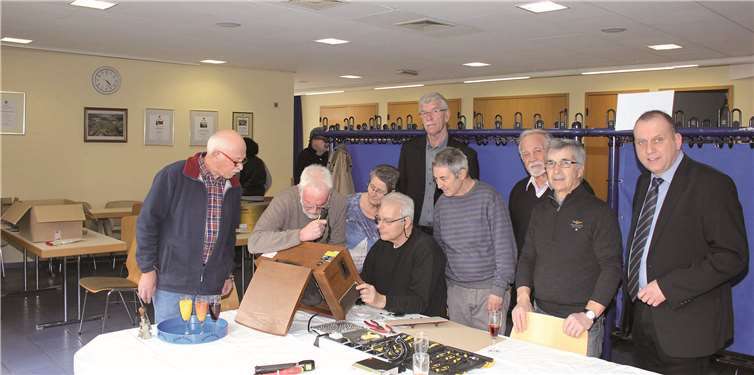 Ortsbürgermeister Rolf Hans und Bürgermeister JohannesBell waren gekommen, um dem Team des Reparatur-Cafés Brohltal zum Geburtstag zu gratulieren.