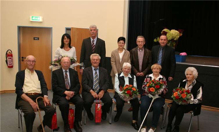 Ortsbürgermeister Rolf Hans und Bürgermeister Johannes Bell mit den Geehrten beim Seniorentag in Niederzissen. WK