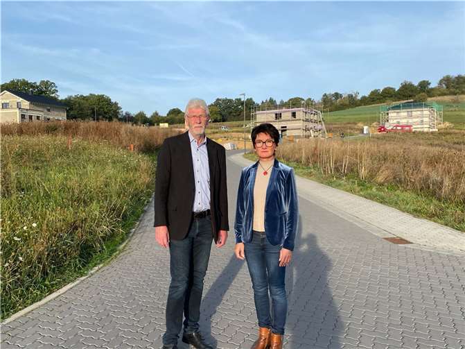 Ortsbürgermeister Rolf Hans und Petra Schneider, MdL.  Foto: privat