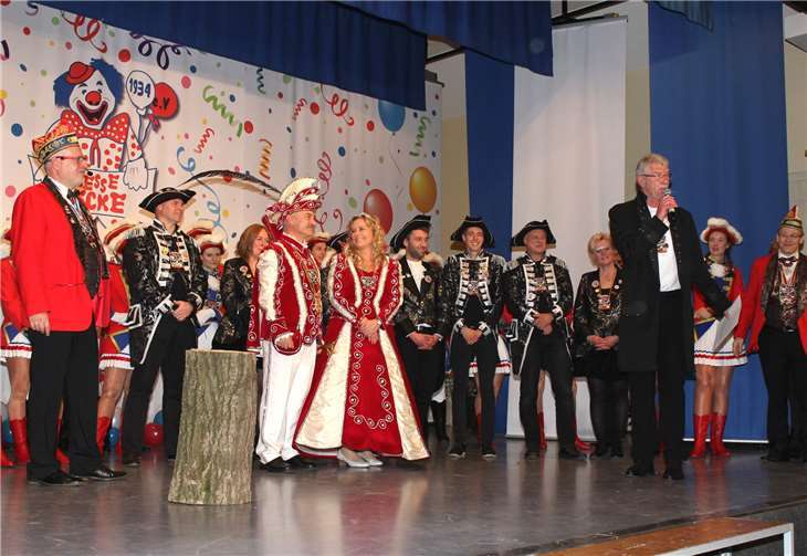 Ortsbürgermeister Rolf Hansdankte dem scheidenden Prinzenpaar.