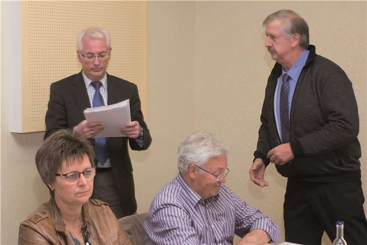 Ortsbürgermeister Rudi Becker (r.) übergab Volker Mendel (h.l.) 340 Unterschriften für den Erhalt der Kita Dernbach.WT