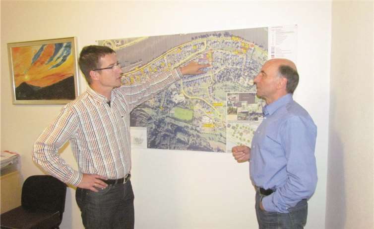 Ortsbürgermeister Rudi Zenz gab Christoph Stoffel im Gemeindebüro einen Überblick.  privat