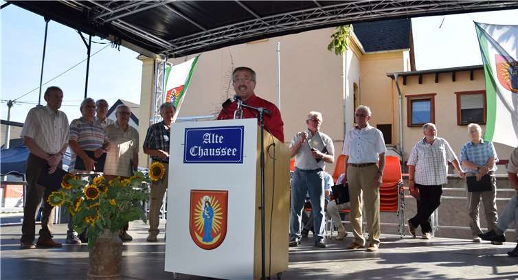 Ortsbürgermeister Rudolf Schneichelfreute über die vielen Gäste.