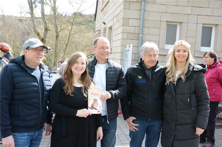 Ortsbürgermeister Rudolf Schüller, Autorin Ursula Gruß, VG-Bürgermeister Jörg Lempertz, Traumpfade-Manager Heinz-Josef Wölwer, Mitorganisatorin Julia Lichter