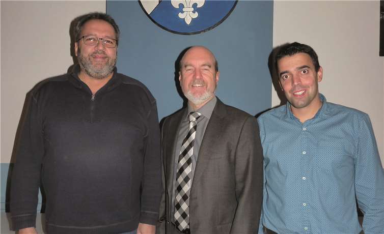 Ortsbürgermeister Rudolf Wingender (Mitte) mit seinem 1. Beigeordneten Thomas Schmitt (li.) und dem Beigeordneten Christian Wilbert. -FRE-