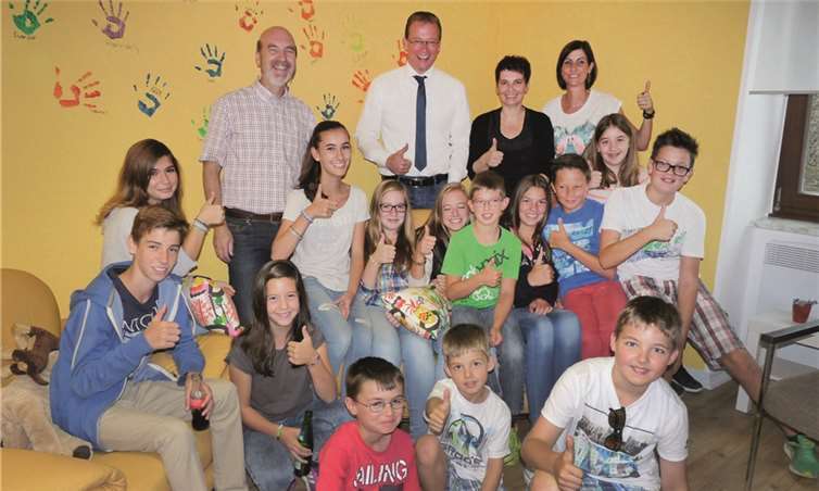Ortsbürgermeister Rudolf Wingender, VG-Bürgermeister Jörg Lempertz und die beiden höchst engagierten Betreuerinnen Ulrike Schonschek und Annette Schnur (hintere Reihe v.l.) freuen sich mit den Kids über den neuen Jugendtreff. FRE