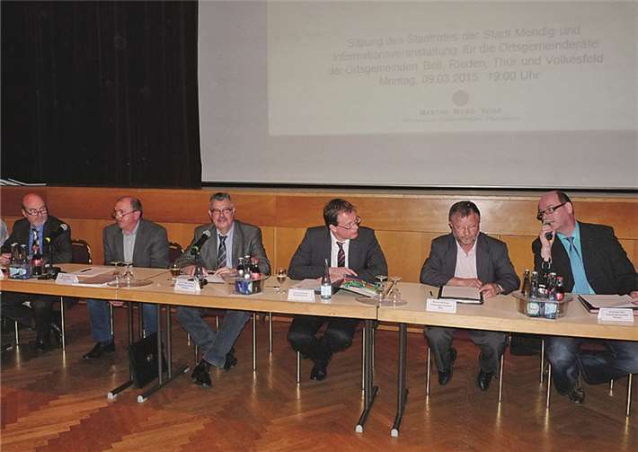 Ortsbürgermeister Rudolf Wingender (Volkesfeld), Ortsbürgermeister Rainer Hilger (Thür), Mendigs Stadtbürgermeister Hans Peter Ammel, VG-Bürgermeister Jörg Lempertz, Ortsbürgermeister Bernd Merkler (Bell) und Ortsbürgermeister Andreas Doll (Rieden). FRE