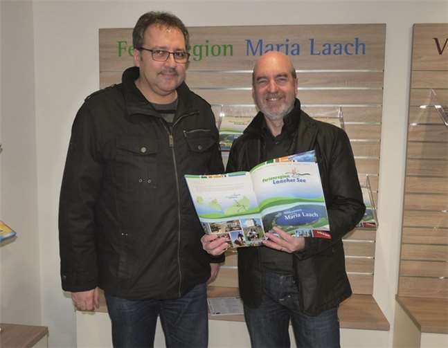 Ortsbürgermeister Rudolf Wingender (r.). und sein Erster Beigeordneter Thomas Schmitt im Tourist-Info-Center Maria Laach. FRE