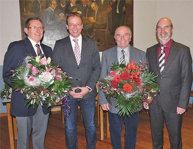 Gemeinderat Volkesfeld ehrte ehemalige langjährige Mitglieder Ortsbürgermeister Rudolf Wingender (rechts) und VG-Bürgermeister Jörg Lempertz (2. von links) mit den beiden Wappenschild-Trägern Egon Schüller (2. von rechts) und Wilfried Stolte (links). SF