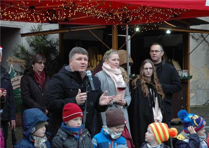 Ortsbürgermeister Rüdiger Fuhrmann eröffnete zusammen mit derWeinkönigin Tina Marie und ihren WeinprinzessinnenJana und Lara den Weihnachtsmarkt. Fotos: -UM-