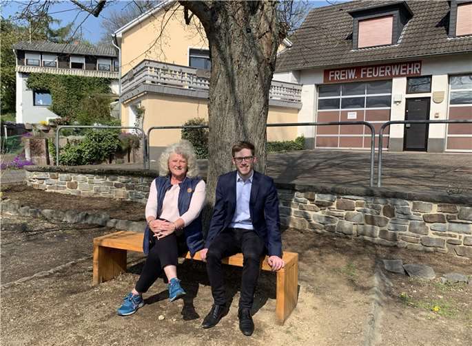 Ortsbürgermeister Schmitt freute sich sehr über die schöne Geste von Prinzessin Heidi an die Dorfgemeinschaft. Quelle: Ortsgemeinde Niederdürenbach