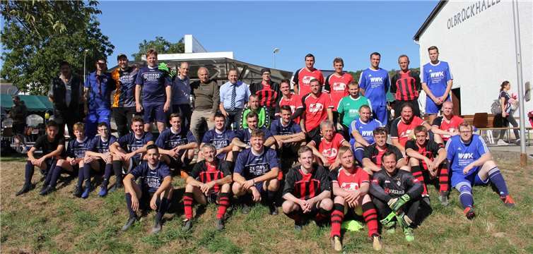 Ortsbürgermeister Sebastian Schmitt (Bildmitte hinten) eröffnete im Beisein von Bürgermeister Johannes Bell und den Ortsbeigeordneten Raymund Bley und August Henn mit den Spielern der am Fußballturnier teilnehmenden Mannschaften die diesjährige Kirmes.