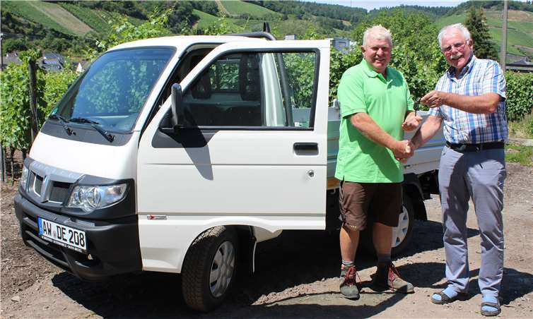 Ortsbürgermeister Sebastian (r.) übergibt den Schlüssel an Dieter Ley. Foto:WITE