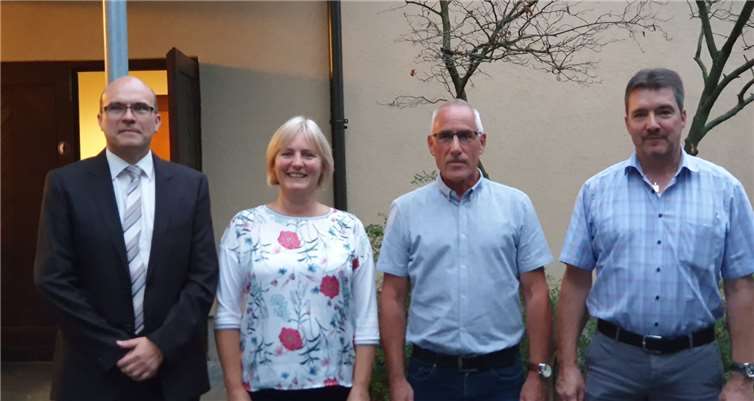 Ortsbürgermeister Stefan Betzing mit den drei Beigeordneten.