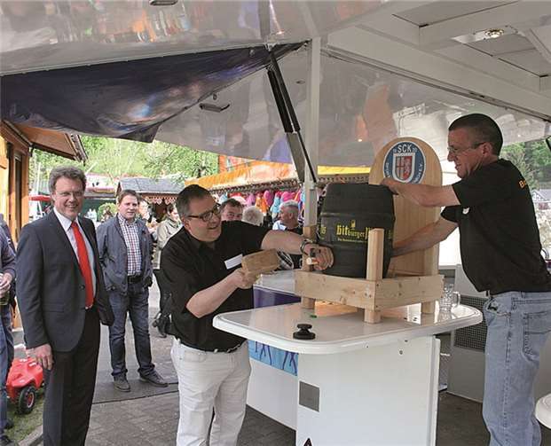 Ortsbürgermeister Stefan Friedsam eröffnete mit dem Fassanstich die diesjährige Kirmes.