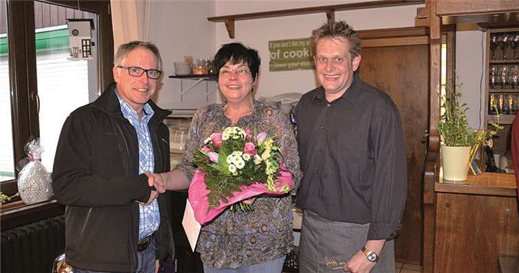 Ortsbürgermeister Stefan Geisbüsch (l.) gratulierte Sabine Hortig und Holger Weimar zur Eröffnung des Streckenhäuschens.LP