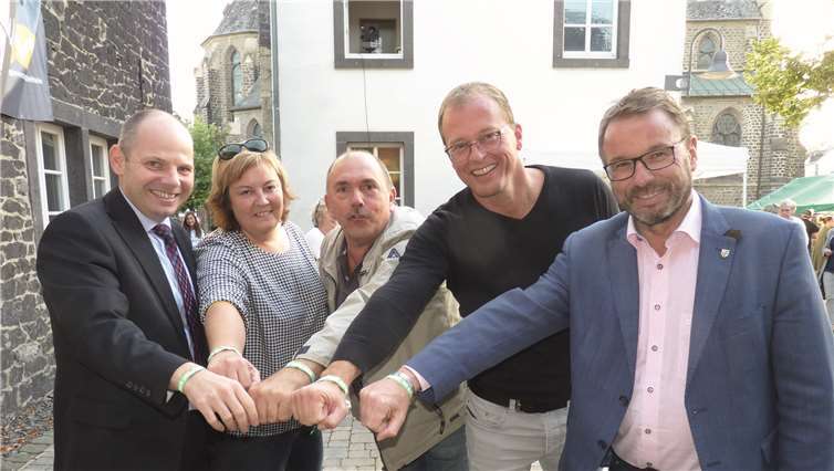 Ortsbürgermeister Stefan Zepp (Bell), Pfarreienratsvorsitzende Sandra Dietrich-Fuchs, Ortsbürgermeister Rainer Hilger (Thür), VG-Bürgermeister Jörg Lempertz (Mendig) und Oberbürgermeister Wolfgang Treis (Mayen) (v. l.) hatten bereits zu Beginn der Veranstaltung ein Spendenbändchen erworben.