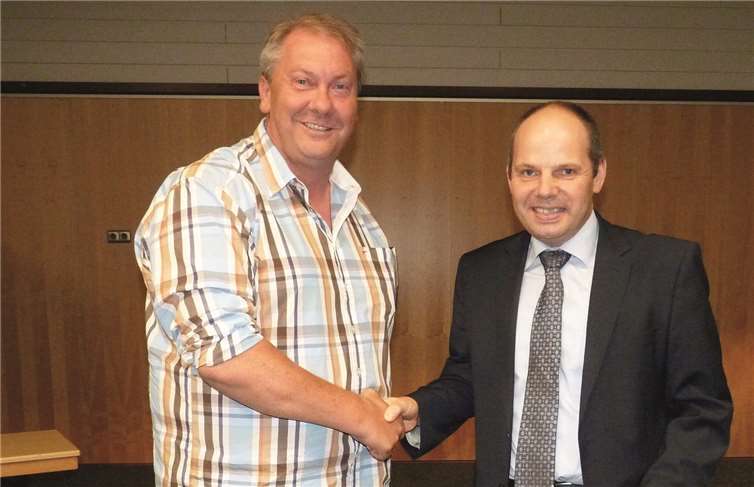 Ortsbürgermeister Stefan Zepp händigte dem Ersten Beigeordneten Udo Krayer die Ernennungsurkunde aus.