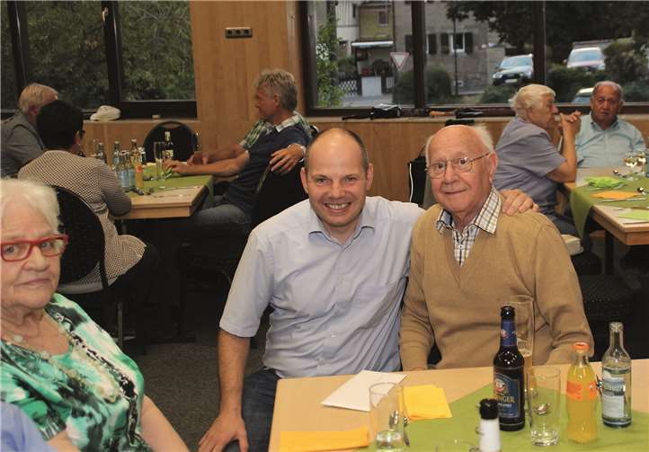 Ortsbürgermeister Stefan Zepp überreichte u.a. auch dem 92-jährigen Franz Sczymascyk ein Geschenk. Fotos: FRE
