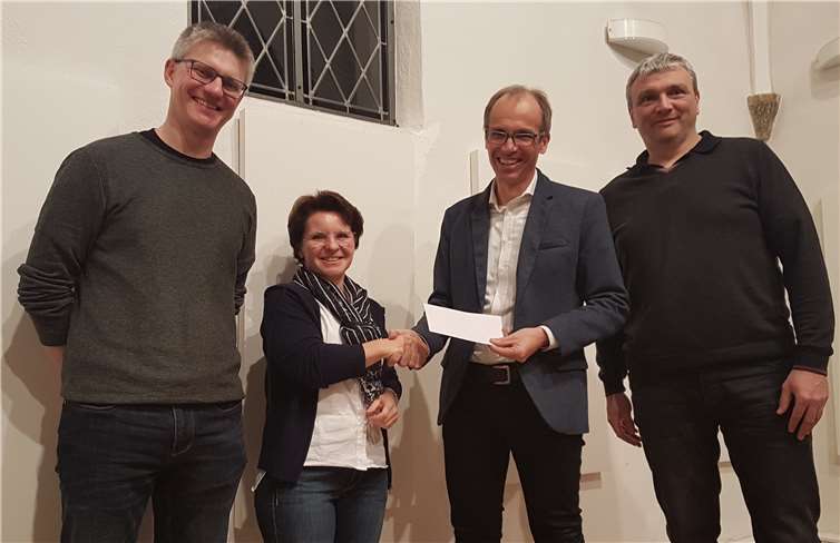 Ortsbürgermeister Sven Normann übergab den Scheck im Beisein der Organisatoren Johannes Selbach und Jörg Ortseifen an Dorothee Holly. Foto: privat