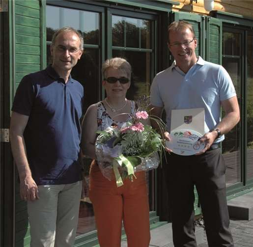 Ortsbürgermeister Theo Krayer dankte den Besitzern für das Engagement und überreichte mit Bürgermeister Jörg Lempertz einen Blumengruß und die Urkunde. Privat