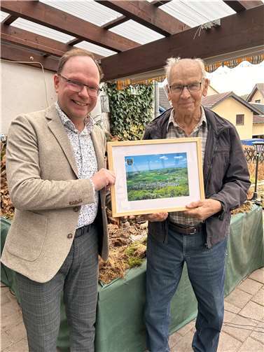 Ortsbürgermeister Thomas Boden überreichte Hermann-Josef Müller als Dankeschön ein Bild seiner Heimatgemeinde. Foto: privat