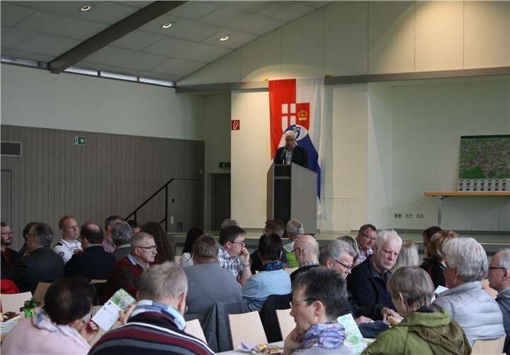 Ortsbürgermeister Thomas Fein eröffnet das neue Wanderwegenetz.